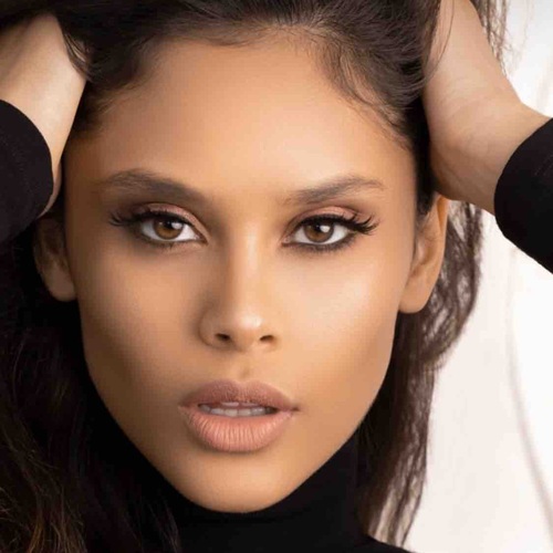 Full face makeup
