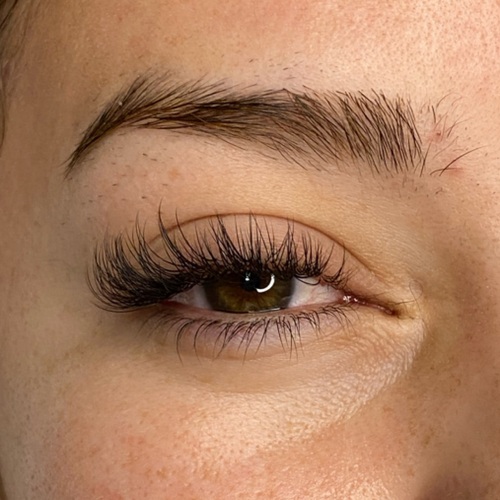Full classic set, on a client with a lot of lashes. 