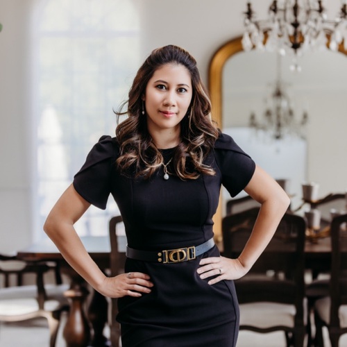 Hi I’m  Virginie  born and raise in Paris with 15 years of experience  I will ensure a luxury treatment  and leave your skin glowing  can’t wait for you to booked with me ! 