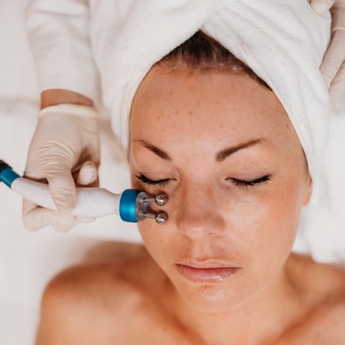 Microcurent perfect to  lift and tighten   The eye area 