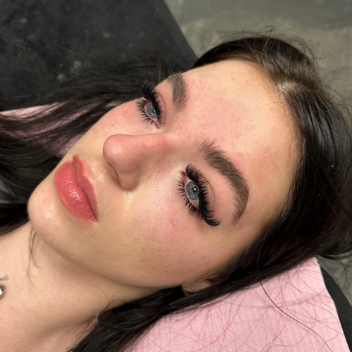 Volume + bottom lashes 