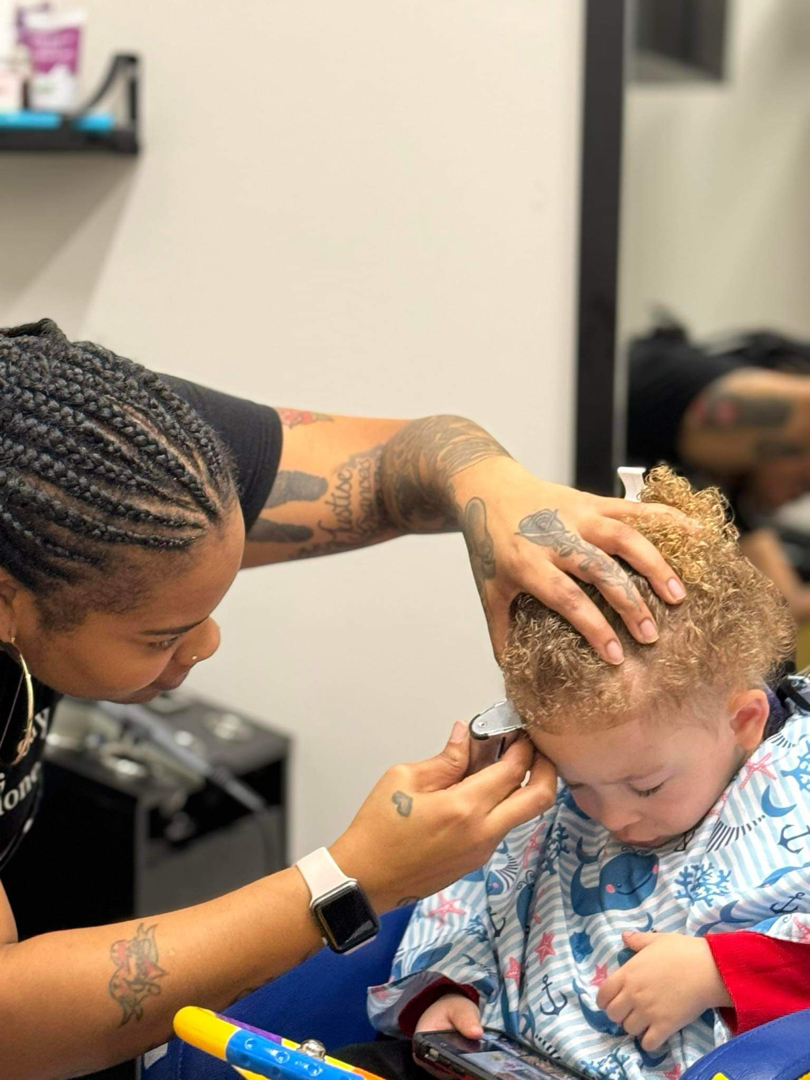 Burlington barber gives free haircuts to kids | wfmynews2.com