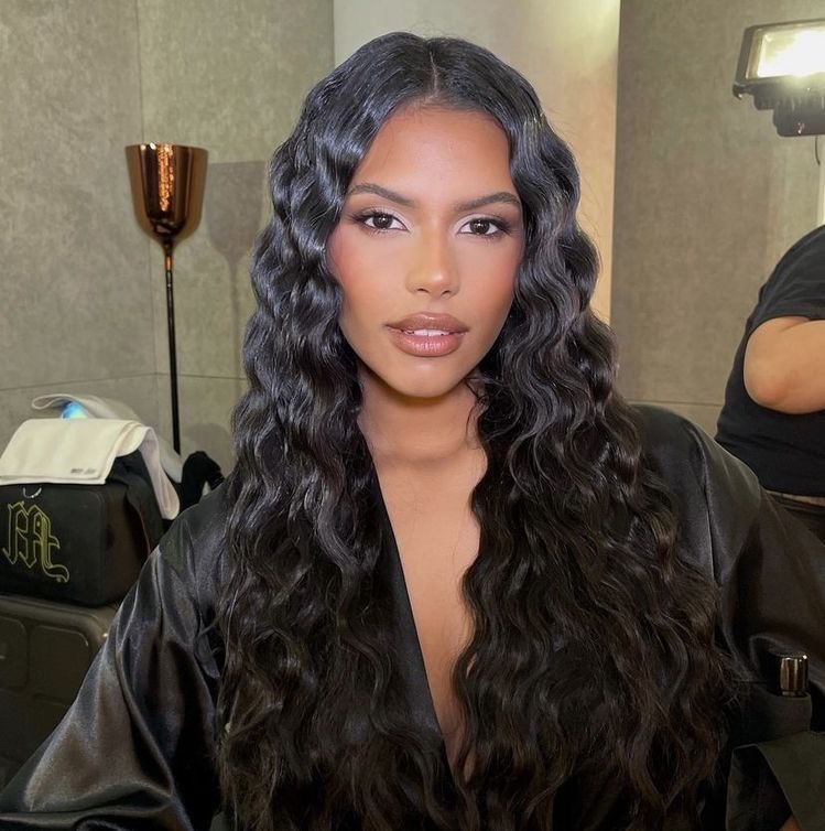 Wave Curls Hairstyle