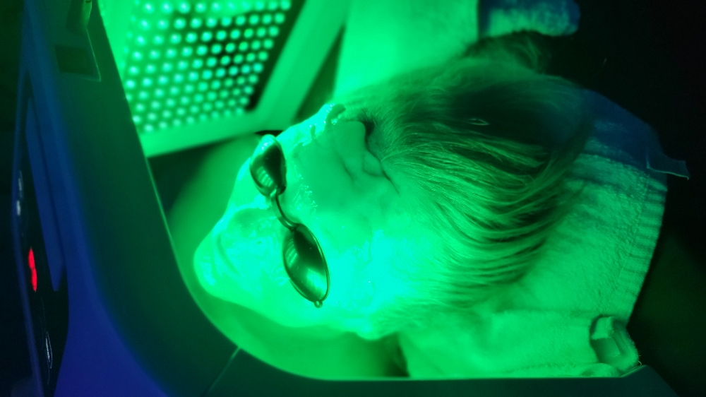 LED + Ultra Hydrating Facial