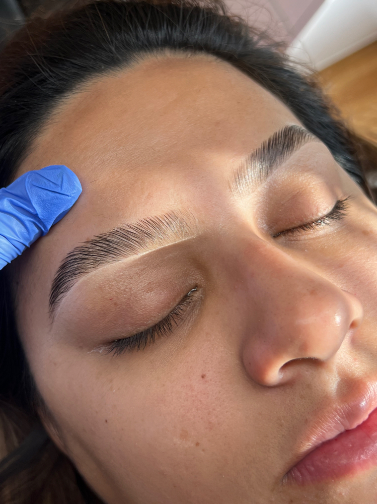 Brow Wax Sculpt & Lamination