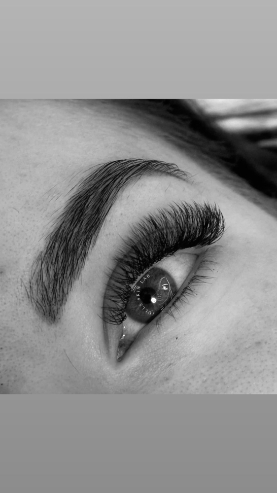VOLUME LASH EXTENSIONS
