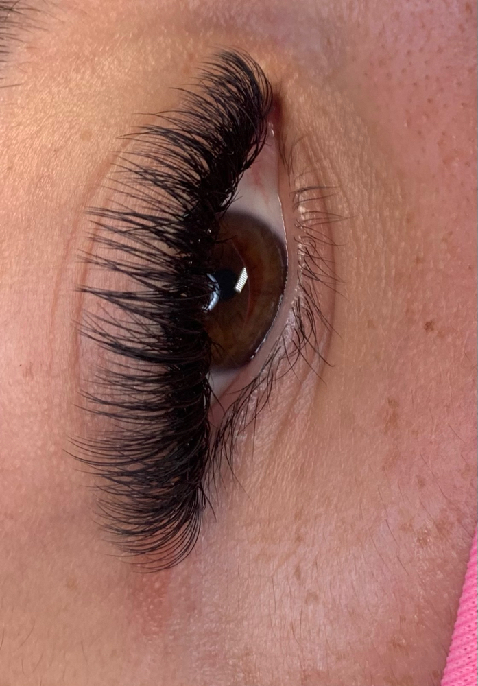 Volume Lash Initial