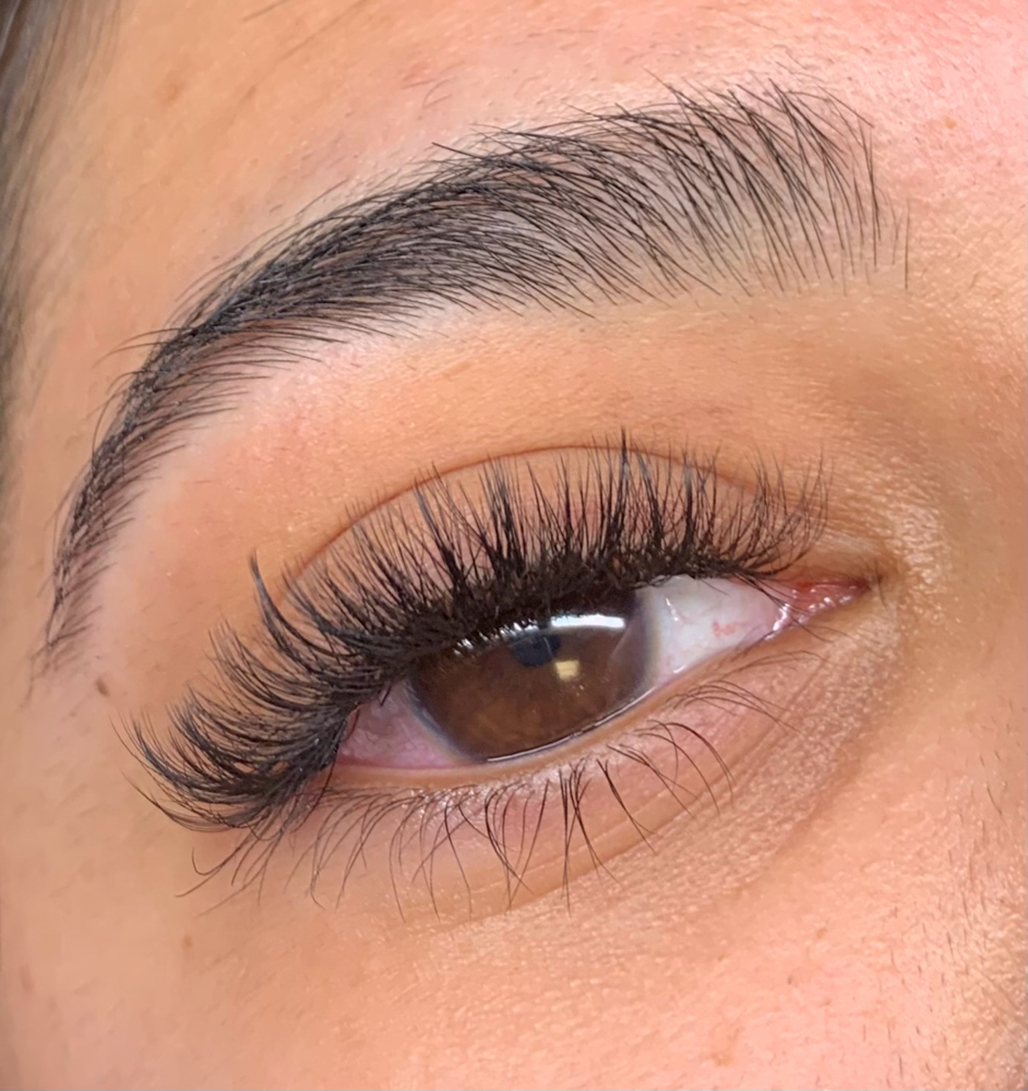 VOLUME LASH EXTENSIONS