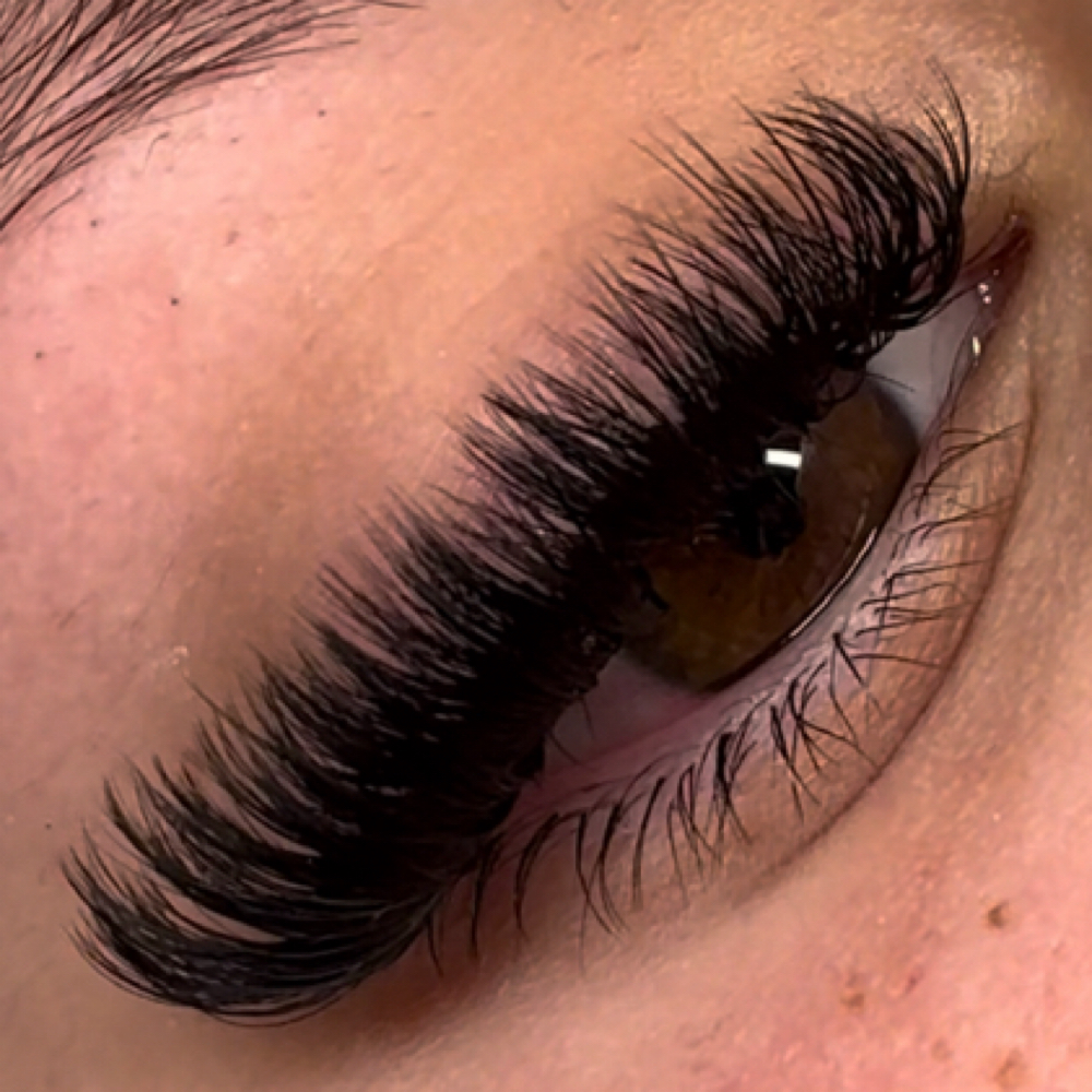 𝓑𝓸𝓽𝓽𝓸𝓶 𝓛𝓪𝓼𝓱𝓮𝓼 at luniralashes in Wichita, KS
