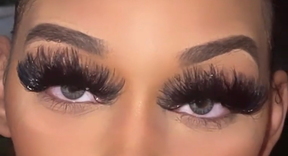 MEGA VOLUME LASHES