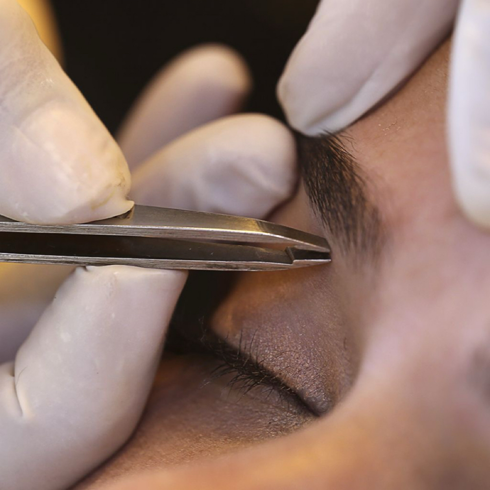 Eyebrows Tweezer/ Na Pinca at Lilian Oliveira Aesthetician in Malden, MA