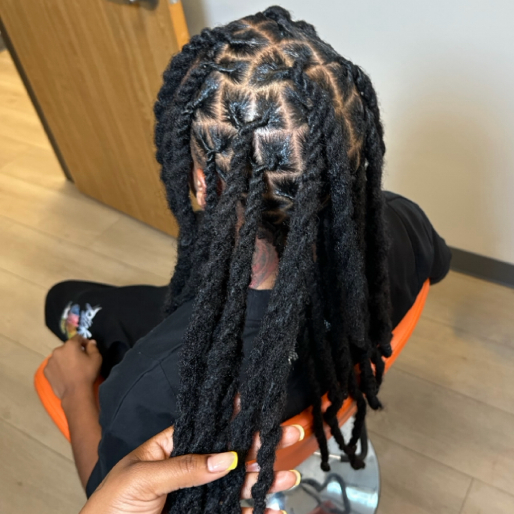 Retwist: Shoulder- Midback at BeautyQueen in Houston, TX