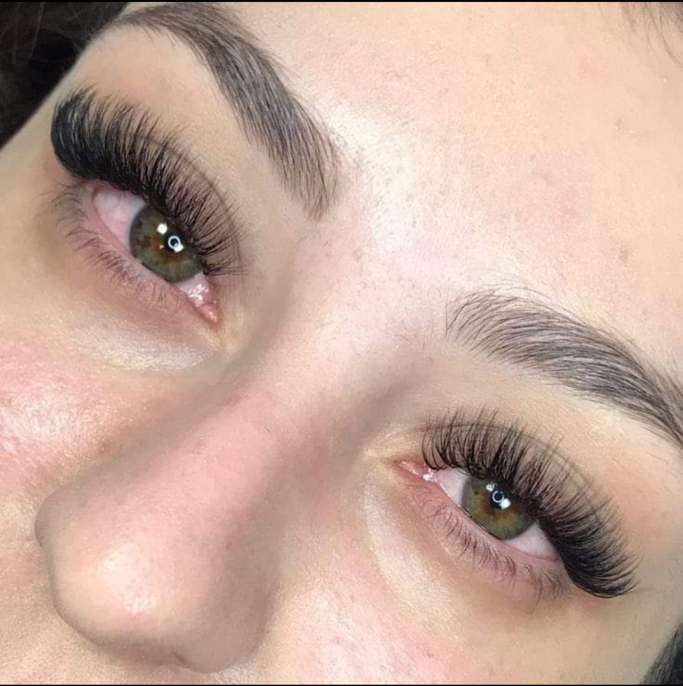 Hybrid Lash Extensions By Tiffany