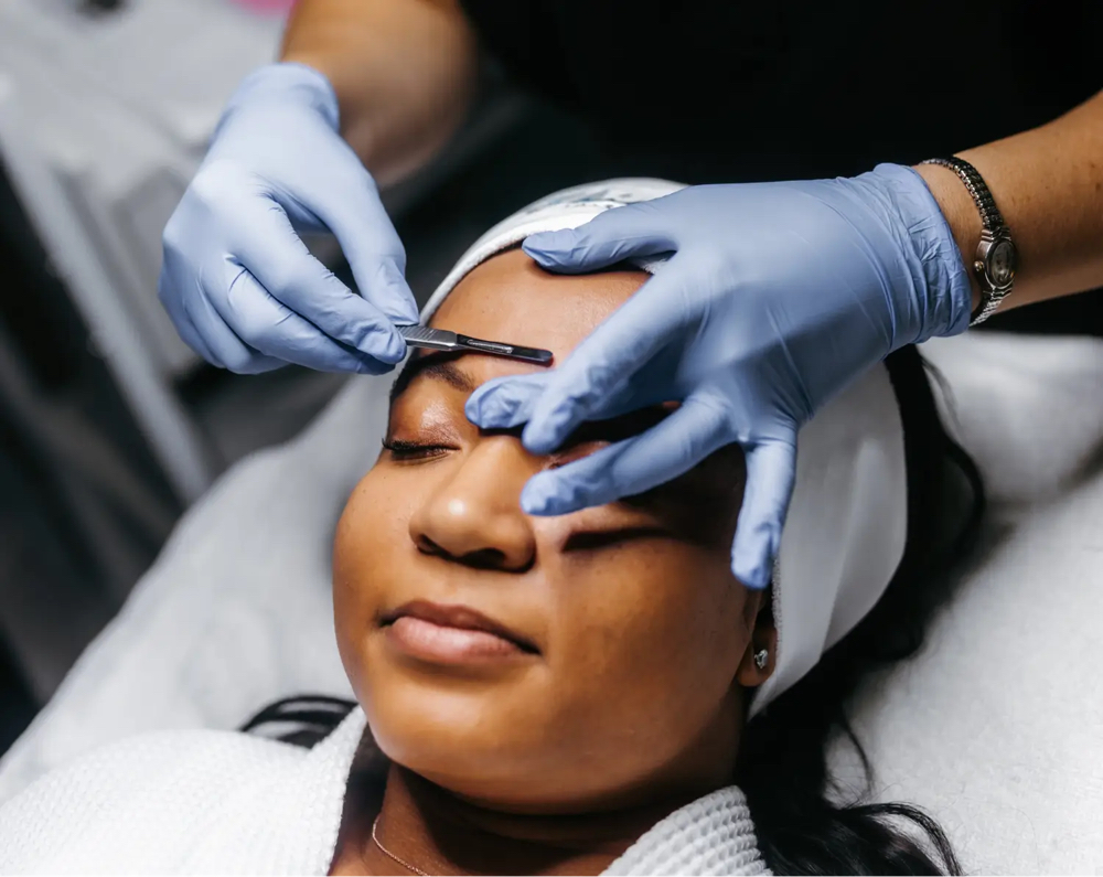 🔹 Dermaplaning Glow Facial
