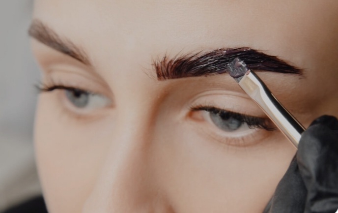 Eyebrow tinting