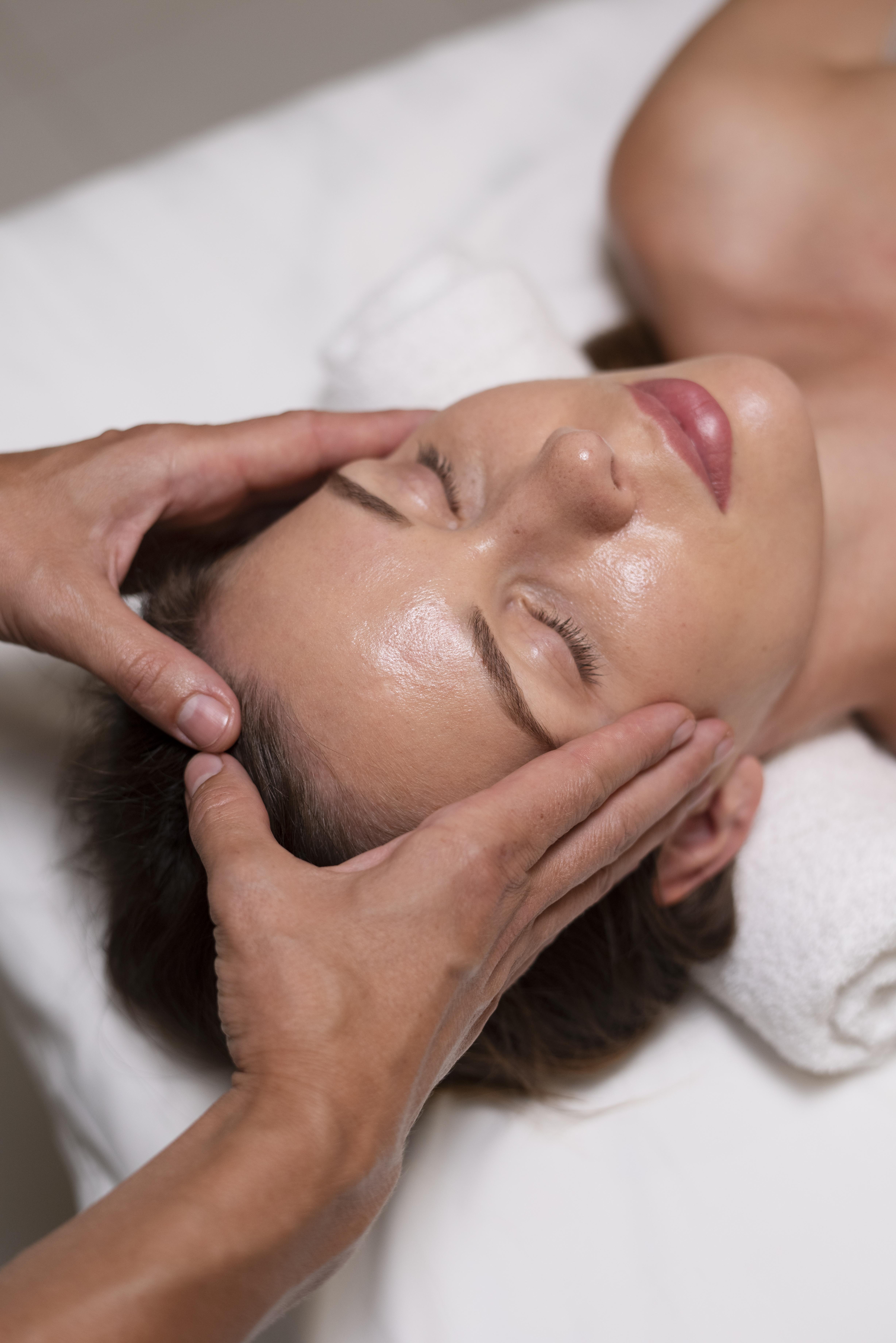 Signature Sculpt Facial Massage