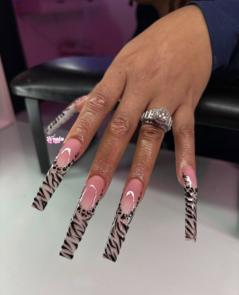 Hand Painted Art at Nailz By Holliwood in los Angelos, CA