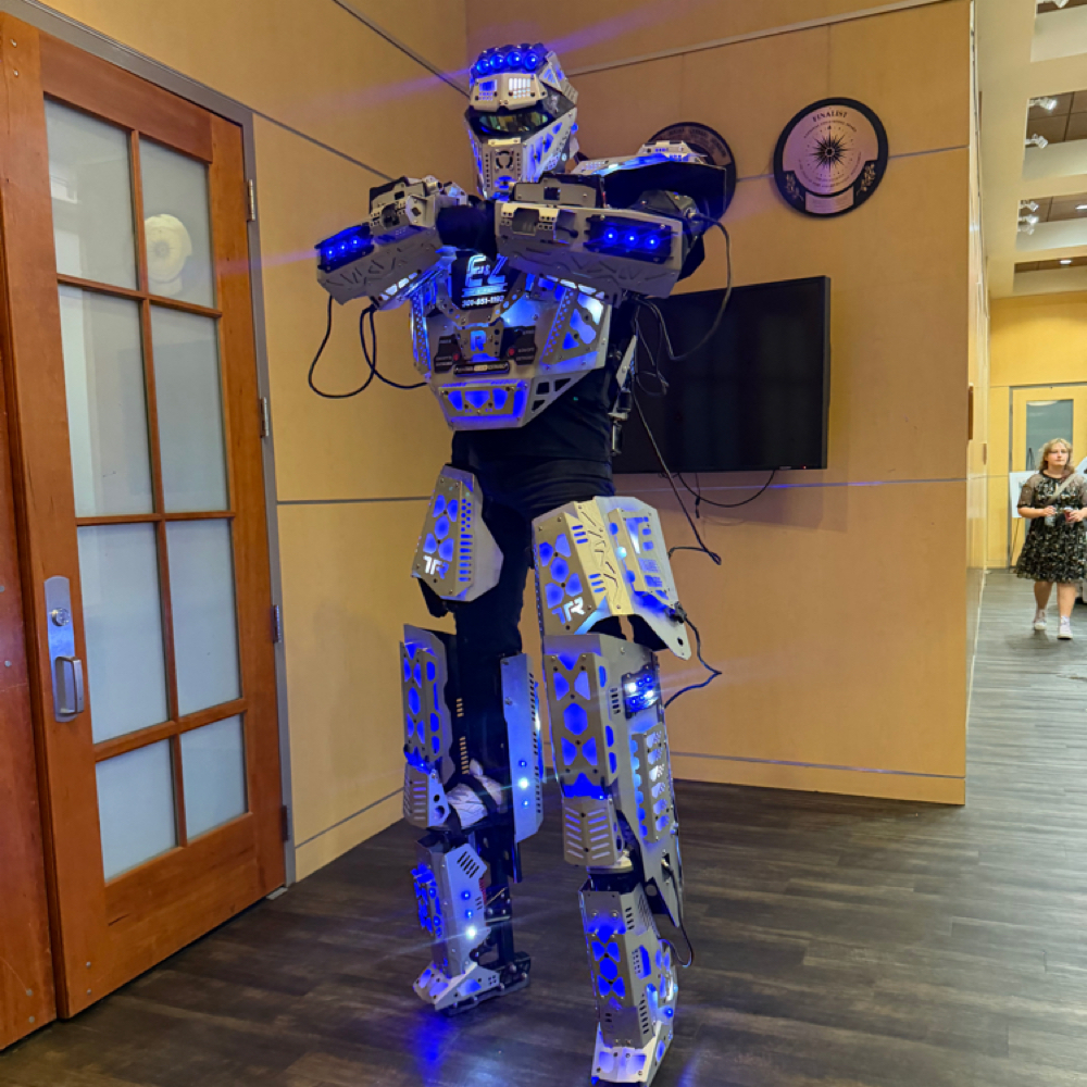 La Hora Loca Mega Deal at E&Z Robot Entertainment