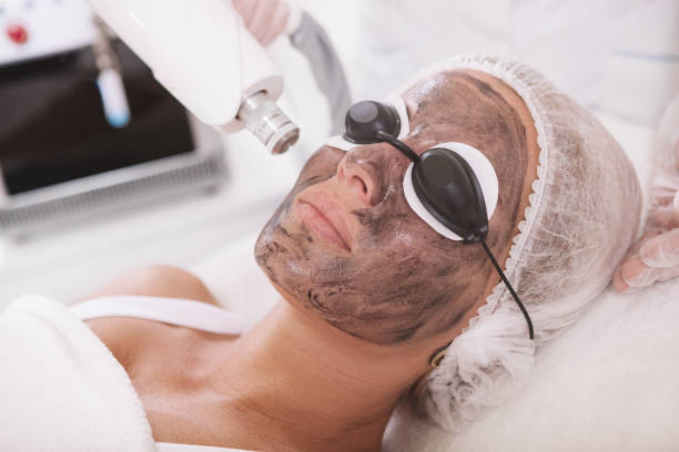 Hollywood Carbon Facial