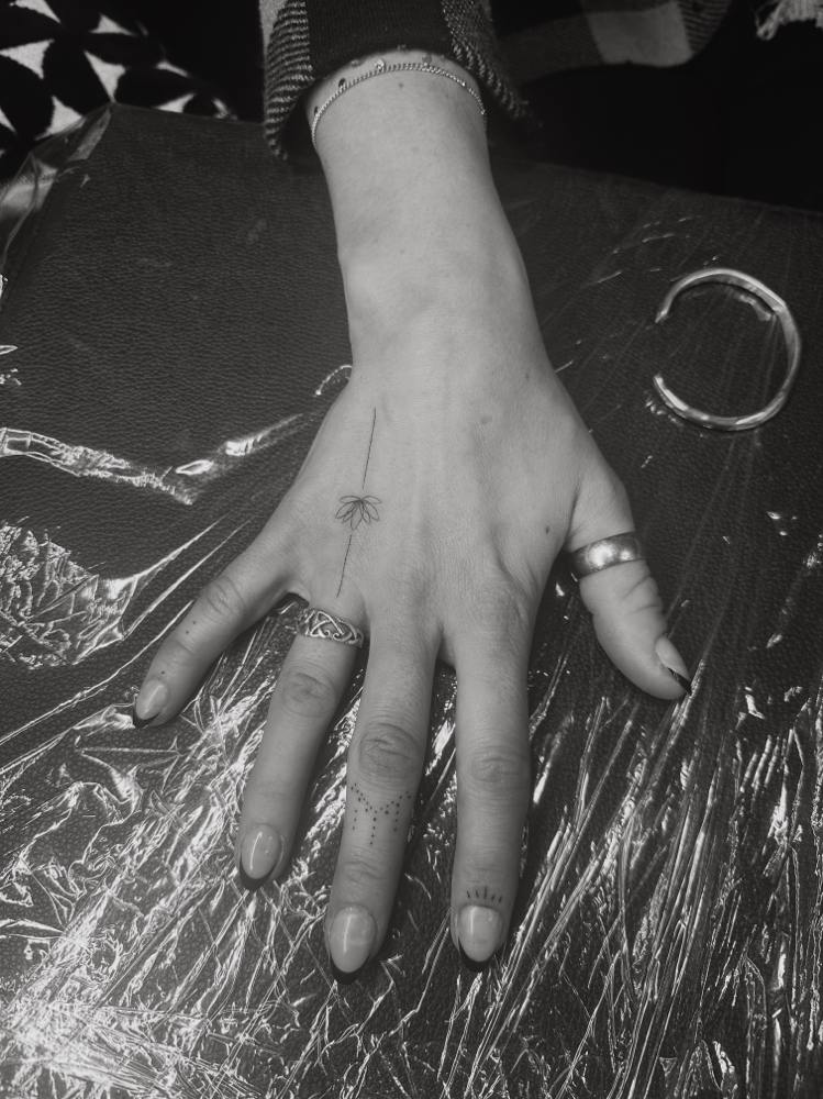 Finger/hand Tattoos