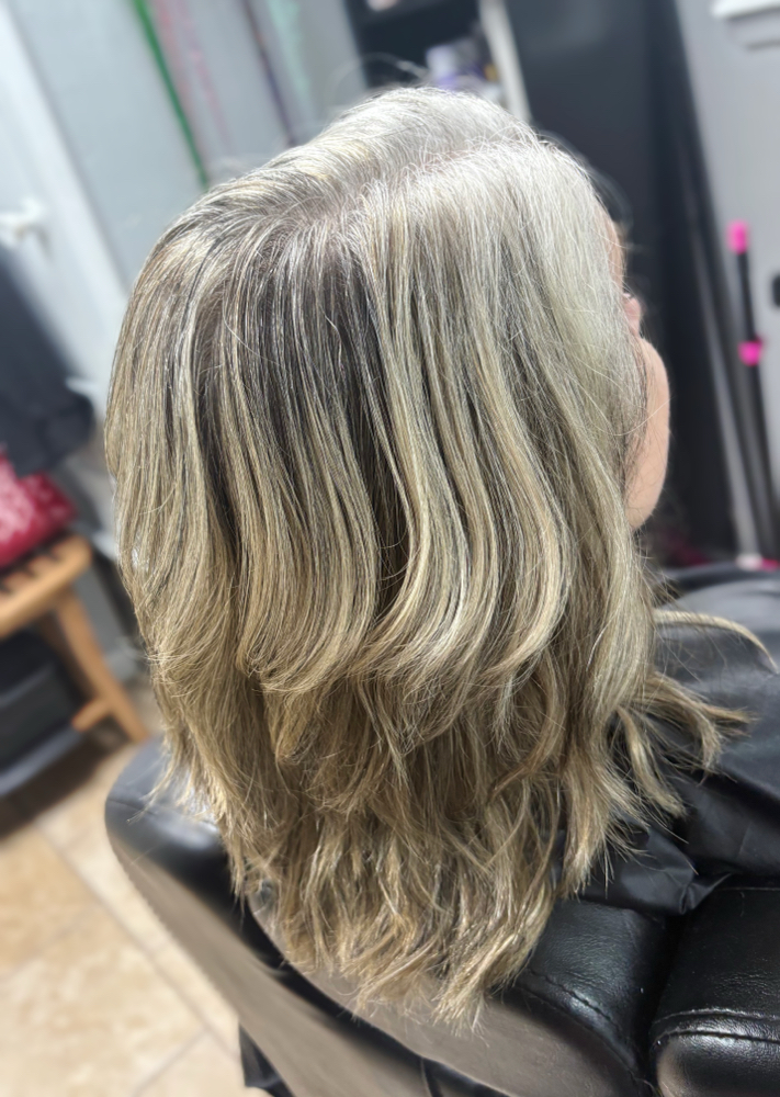 Lightening/Bleach at Dye In Style in Ashdown, AR