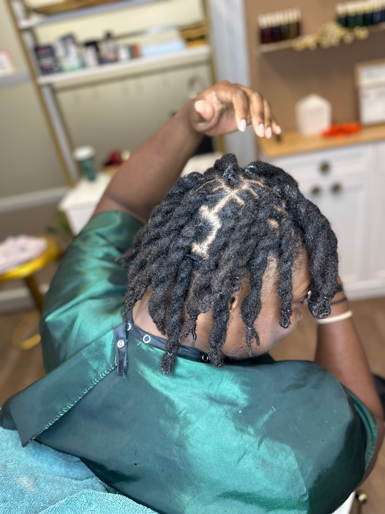 COMB RETWIST + LOC REPAIRS ( 21 -30 REPAIRS)Shampoo included