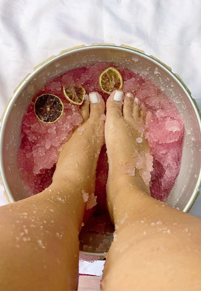 QUEEN DELUXE GEL PEDICURE