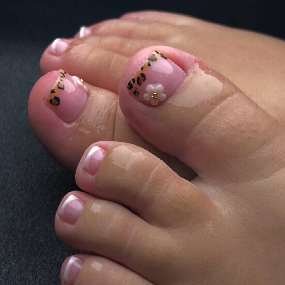 Chic6 Deluxe Pedicure at The chic Nail House in Brooksville, FL