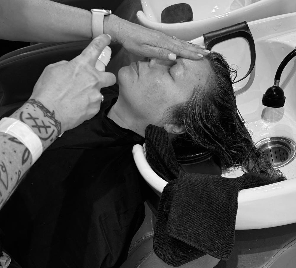 Dermaplaning And Mini Facial