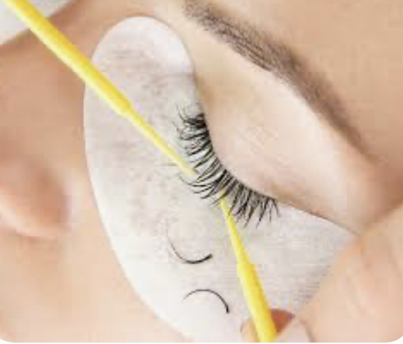 Lash Extension Removal With Remover