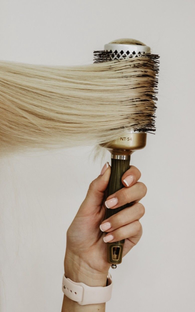 Blowout Babe On The Go