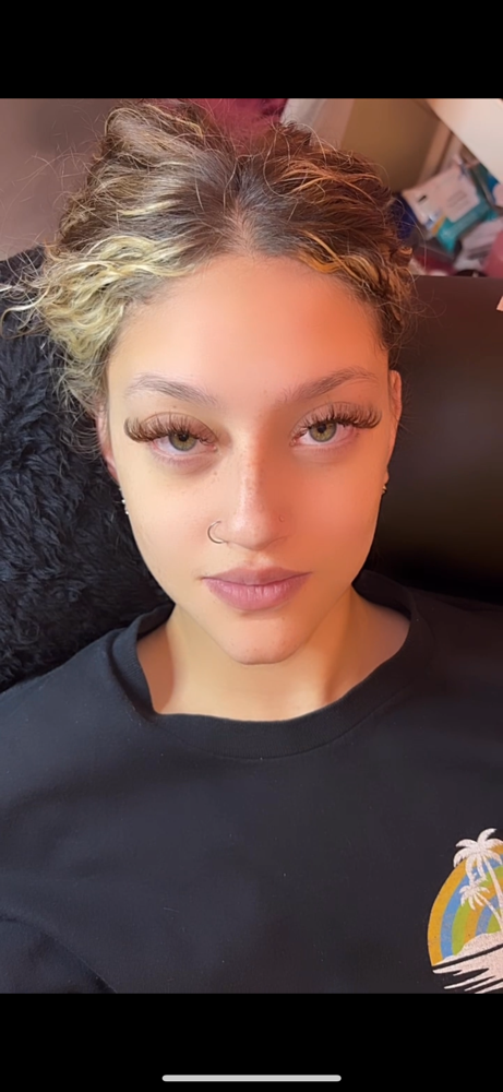 Hybrid wispy full set at Luxxlashes in woonsocket, RI