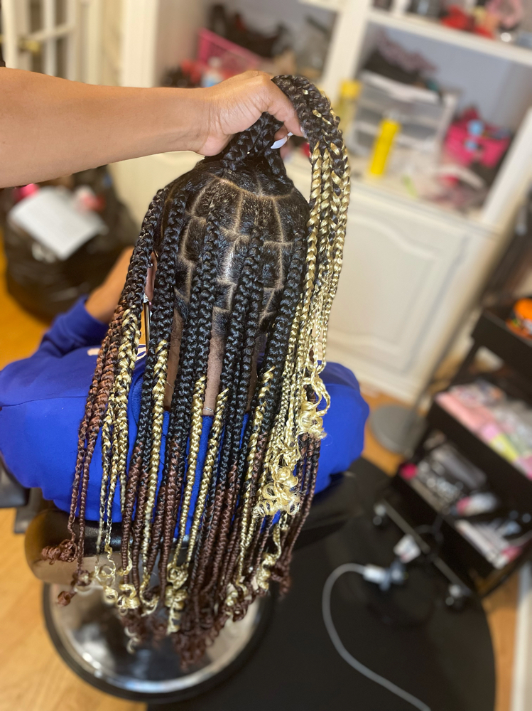 Medium knotless Braids W Curls