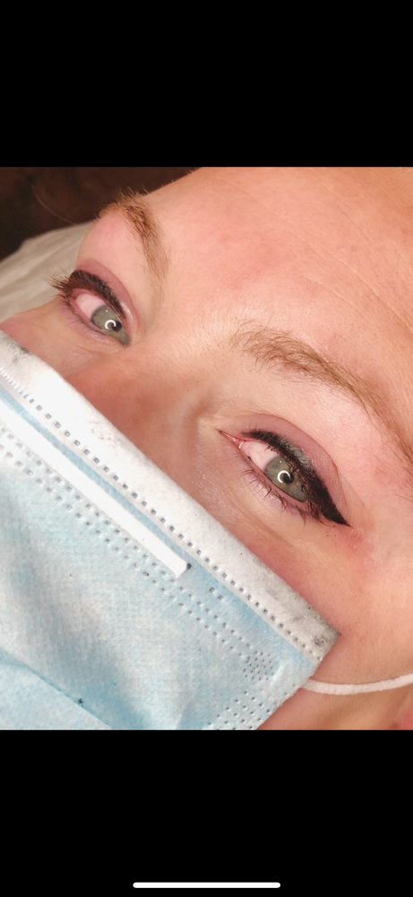 Eyeliner- Bold Winged Top Lid