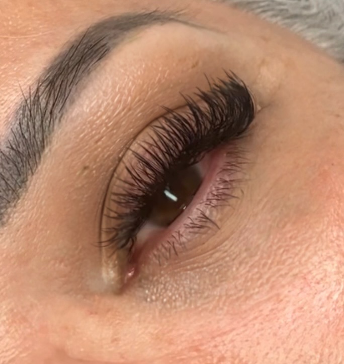 Light Valume Lash Extentions