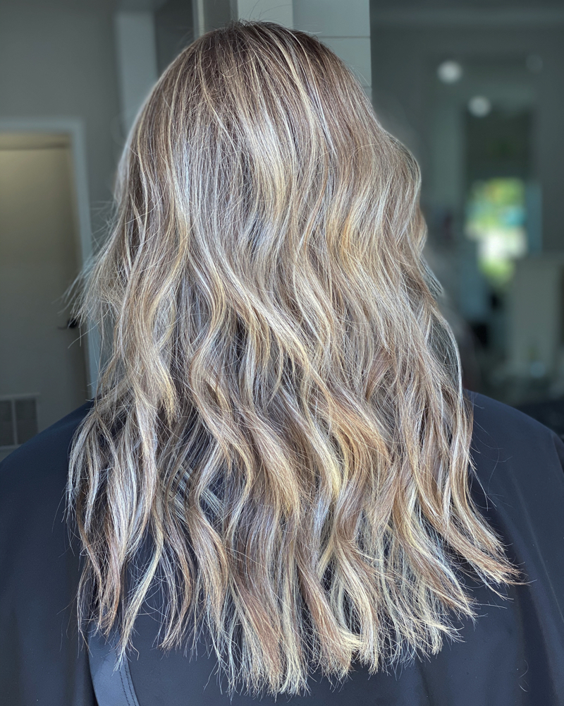 Women's Haircut & Style