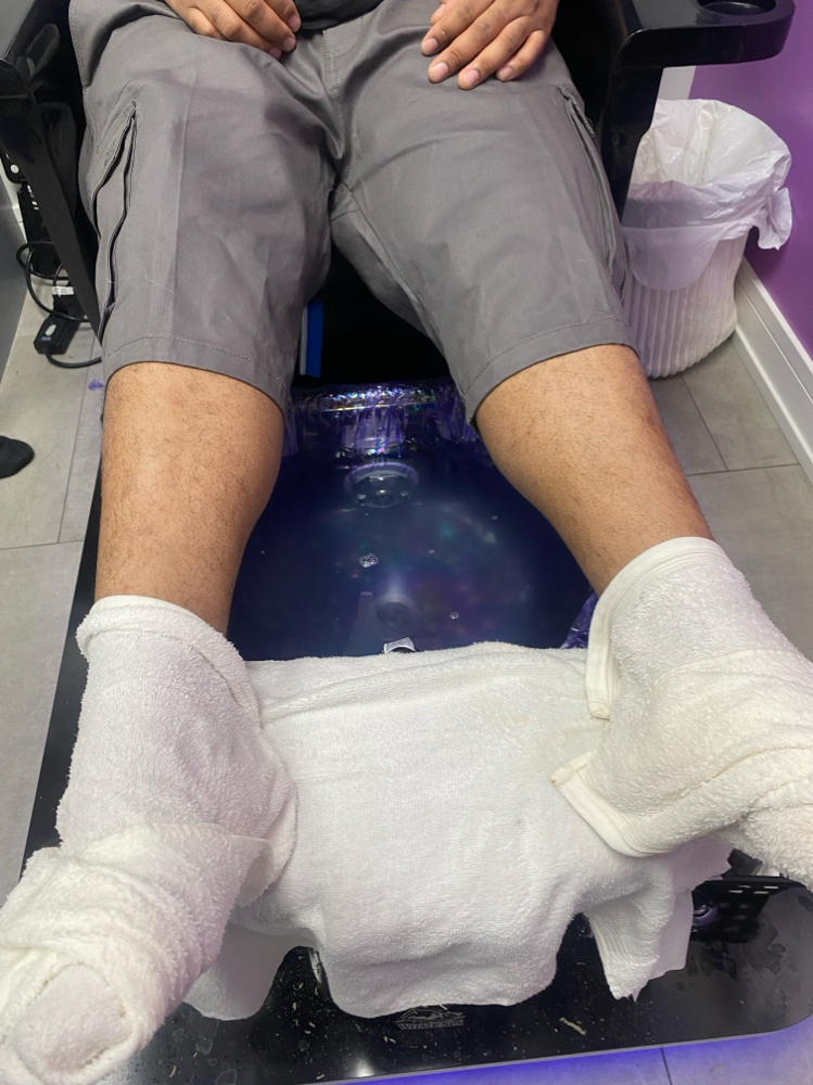 Men’s No Chip Clear Pedicure at Healthy Nails Spa in Hazel Crest, IL