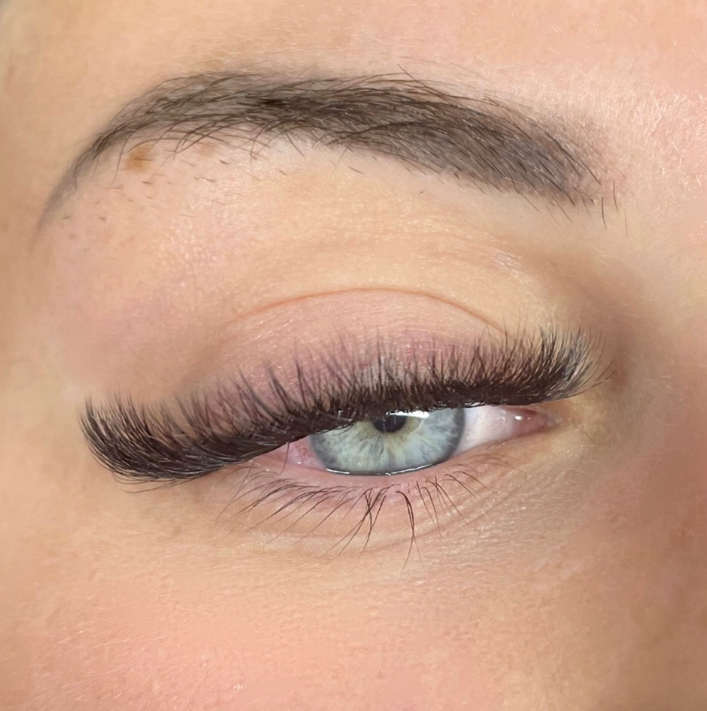 Light Volume Eyelash Extensions