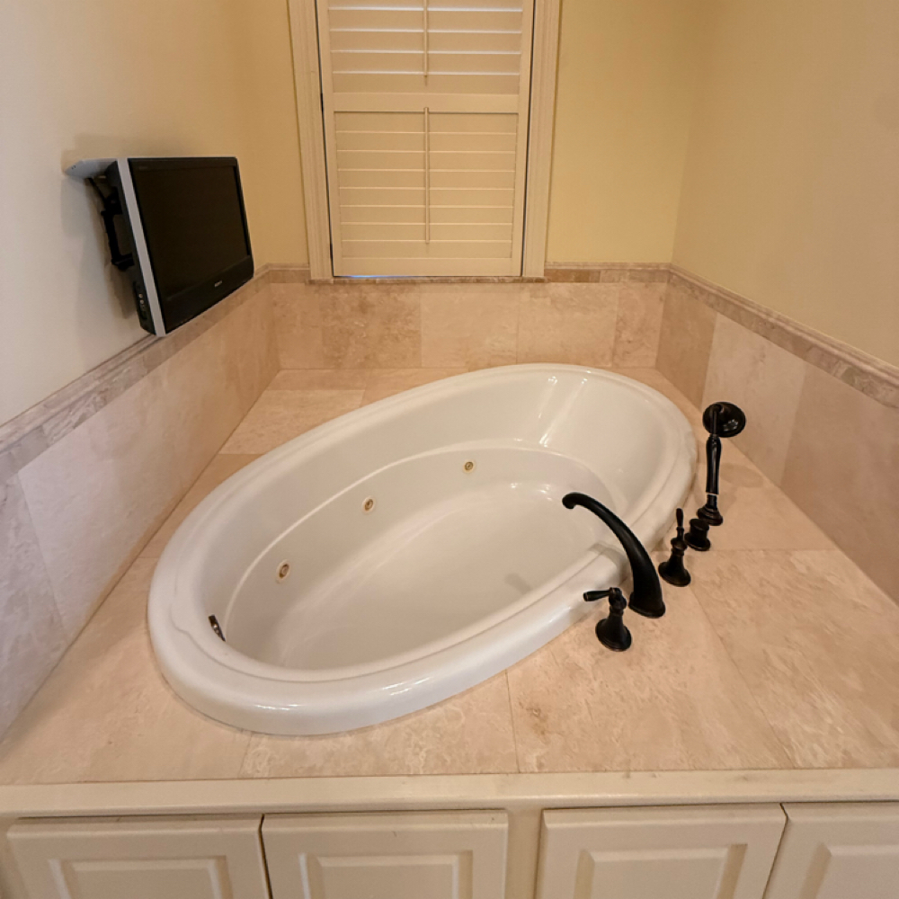 Tub Scrub at Sparkling Clean in Denham Springs, LA