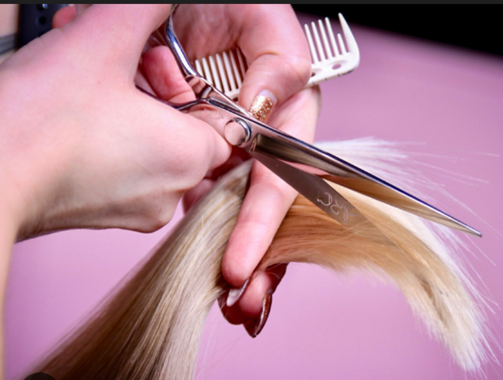 WOMEN'S HAIRCUT AND SHAMPOO