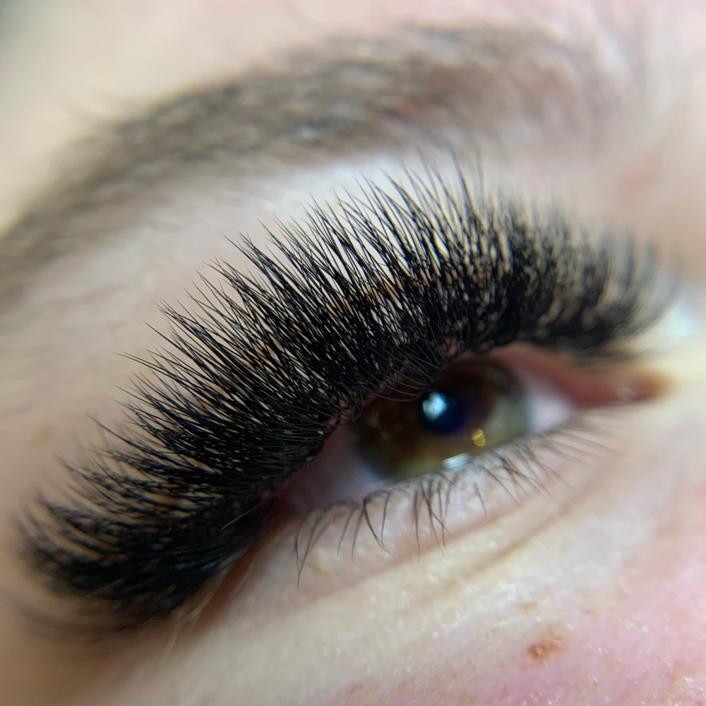 BOMBSHELL VOLUME LASHES