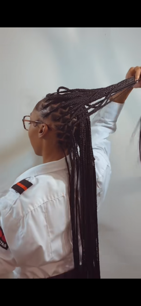 Medium Knotless at Luxuryybraidsbyshar in Homewood, IL