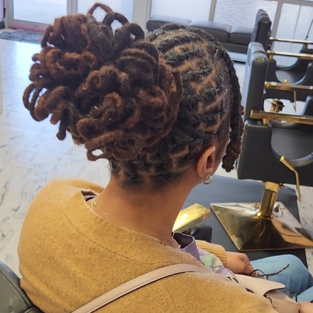 Loc Re-twist &style at Royalty Envision Salon&spa llc in Tobyhanna, PA