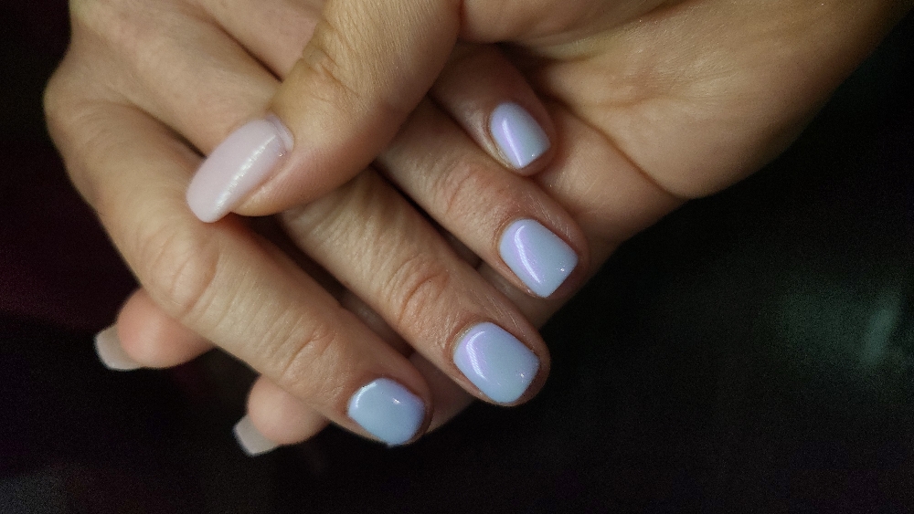 Chrome or Cat-Eye Nail Art