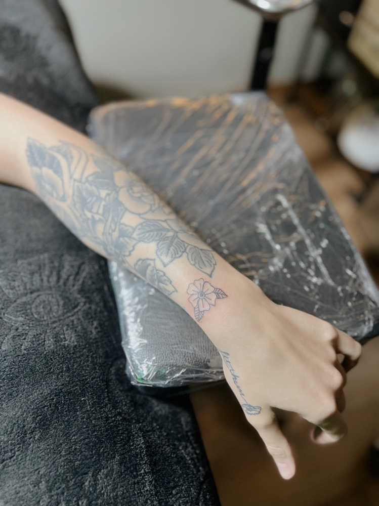 MODEL FINELINE TATTOO