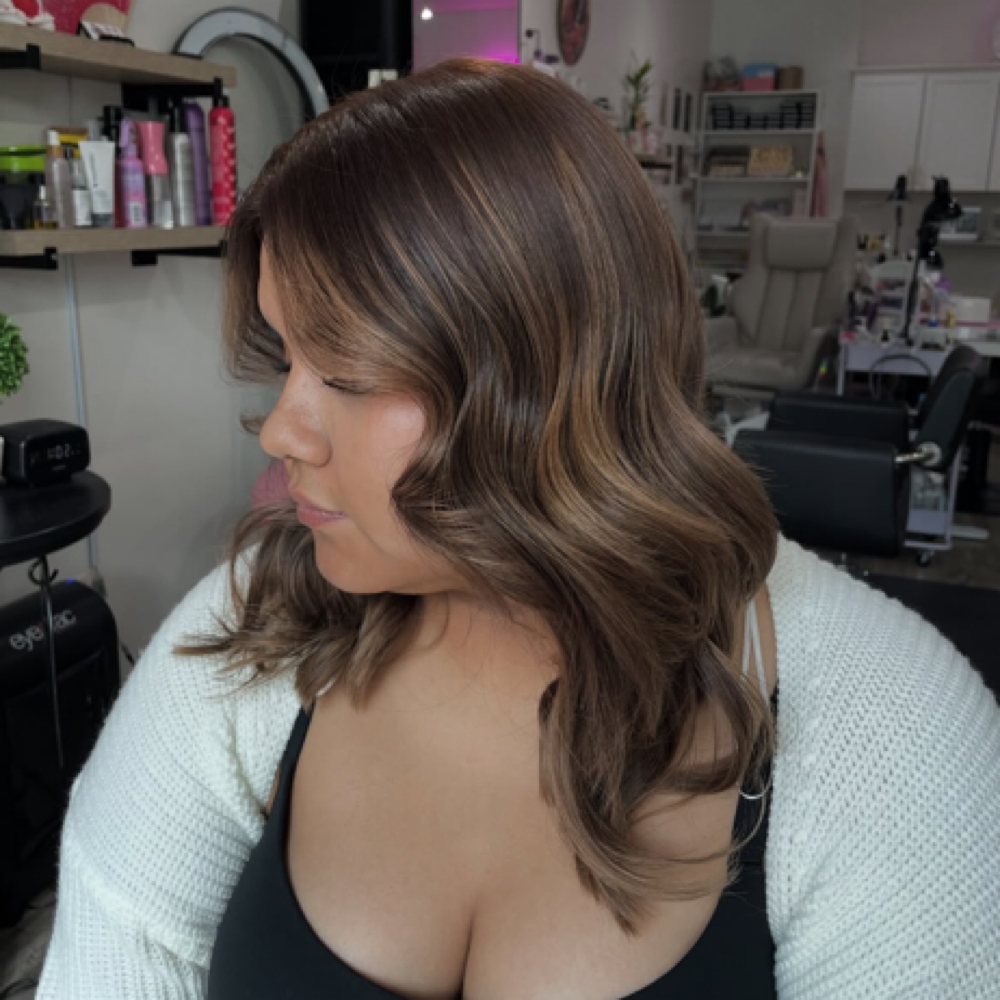 Root Touch Up (Bleach) at SnoozeMua in West Saint Paul, MN