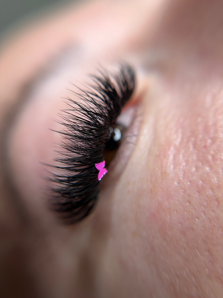 Mega volumen Lash Extension at BEA.BEAUTY.BASH in Fort Myers, FL