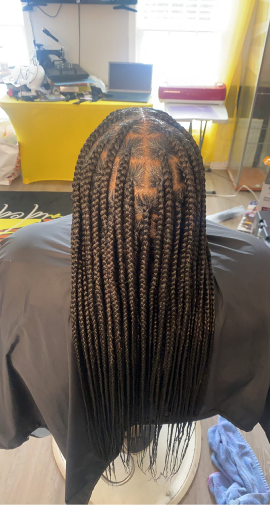 Medium Knotless (mid Back Length)