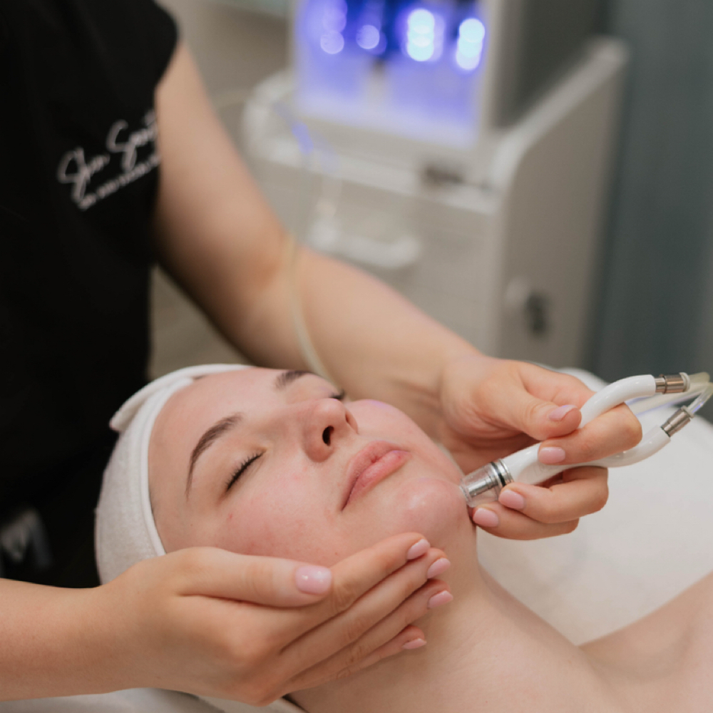 The DiamondGlow® Luxe Facial