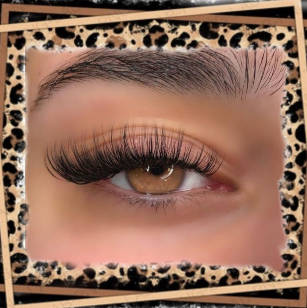 Cluster Lashes Natural at The Dollhouse Society in Chattanooga, TN